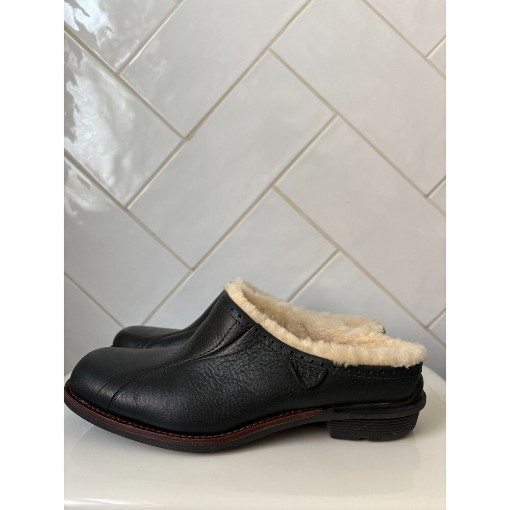 UGG  Womens Size 6.5 Black Leather Clogs  shearling lined / excellent condition